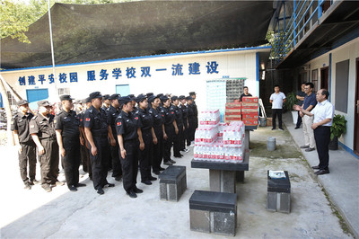 寒冬送暖意，关怀润人心——学校领导走访慰问假期运行单位